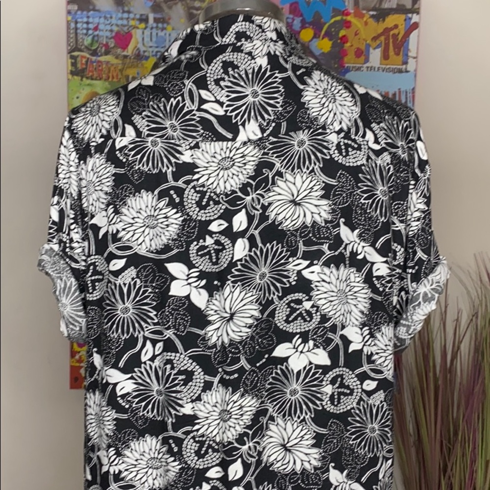 Men’s floral shirt hand made wooden bottons - Picture 3 of 4